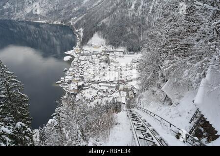 Hallstatt sky walk. Superbe vue depuis le haut du lac et montagnes enneigées. Banque D'Images