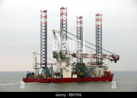 La construction d'éoliennes offshore navire Seajacks Scylla va atteindre le port de Cuxhaven le 29 décembre 2018 Banque D'Images