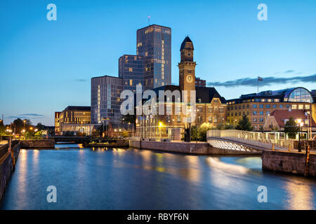 Malmö, Suède. Beau paysage urbain avec canal et skyline at Dusk Banque D'Images