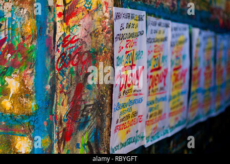 La musique vient de s'achever a vu les affiches sont le séchage sur le mur griffonnée sur le signe de l'atelier de peinture à Cartagena, Colombie. Banque D'Images