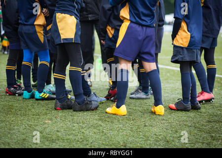 Les jambes de Rugby jouant les garçons au cours d'un échange Banque D'Images