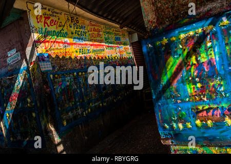 Murs griffonnés sont vus dans l'atelier de peinture signe à Cartagena, Colombie. Banque D'Images