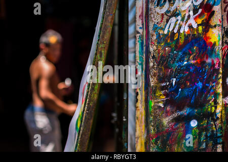 Un résumé de la texture est visible sur le mur griffonnée sur le signe de l'atelier de peinture à Cartagena, Colombie. Banque D'Images