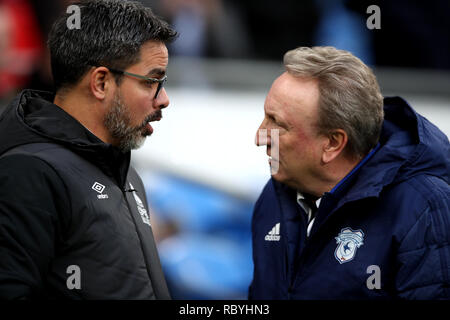 Huddersfield Town manager David Wagner (à gauche) accueille Cardiff City manager Neil Warnock (à droite) au cours de la Premier League match au Cardiff City Stadium. Banque D'Images