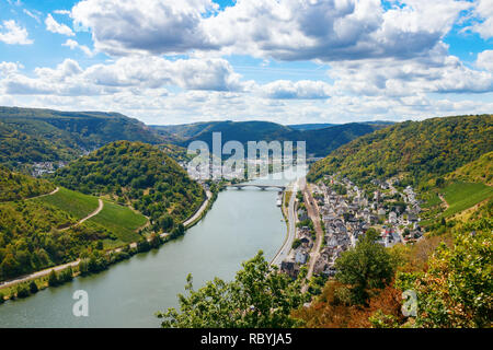 Vue aérienne de la municipalité de Treis-Karden, la Moselle et les collines environnantes sur une journée ensoleillée. Cochem-Zell, Rhénanie-Palatinat, Allemagne. Banque D'Images