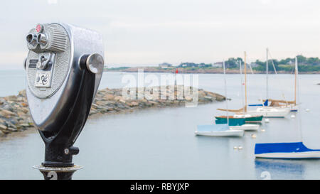 Télescope panoramique donnant sur un petit afficheur Massachusetts Port avec voiliers et une jetée rock Banque D'Images