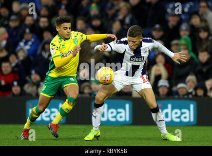 La ville de Norwich Max Aarons (à gauche) et West Bromwich Albion's Dwight Gayle bataille pour le ballon pendant le match de championnat Sky Bet à The Hawthorns, West Bromwich. Banque D'Images