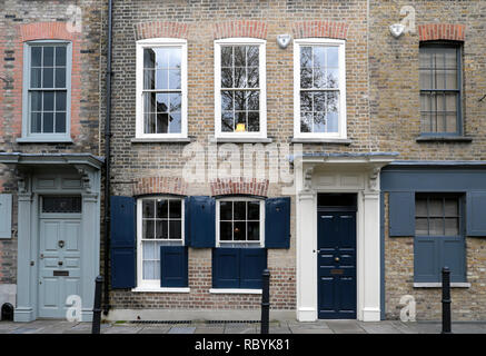 Vue extérieure des maisons, fenêtres avec volets et portes sur la rue historique Fournier Street dans Spitalfields East London E1 Angleterre UK KATHY DEWITT Banque D'Images