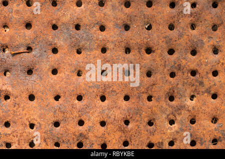 Old rusty weathered corrosion du fer boite métal avec les trous de la surface libre en arrière-plan Banque D'Images