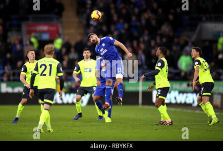 La ville de Cardiff Callum Paterson en action au cours de la Premier League match au Cardiff City Stadium. Banque D'Images