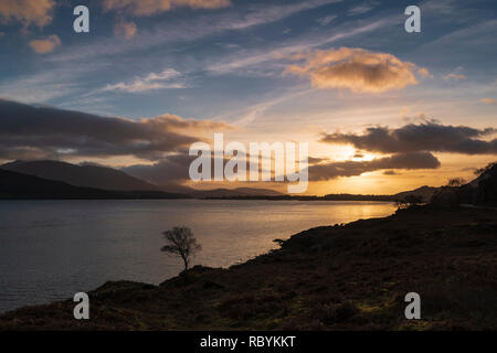 Un coucher de soleil sur le Loch Linnhe près du Corran Narrows et Lochaber, Ardgour, en Écosse. 28 Décembre 2018 Banque D'Images