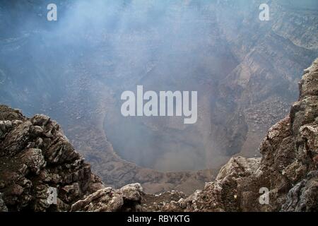 Cratère actif du volcan Masaya pleine de vapeur sulfureuse au Nicaragua Banque D'Images