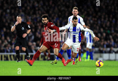 Mohamed Salah de Liverpool (à gauche) et de Brighton et Hove Albion Martin Montoya bataille pour la balle durant le match à la Premier League stade de l'AMEX, Brighton. Banque D'Images