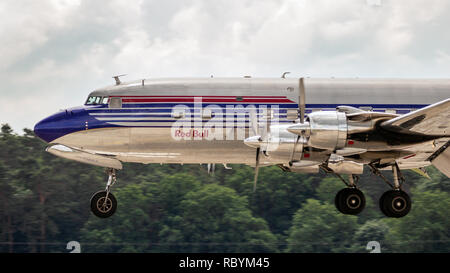 BERLIN, ALLEMAGNE - le 2 juin 2016 : Douglas DC-6B vintage avion de l'Flying Bulls atterrissage sur l'aéroport de Berlin-Shonefeld pendant l'ILA AIrshow. Banque D'Images