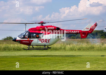 AHLEN ALLEMAGNE - 5 juin 2016 : DRF Luftrettung (German Air Rescue) BK-117 hélicoptère atterrissant à Ahlen-Nord heliport Banque D'Images