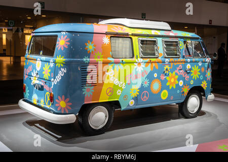 Bruxelles - 10/01/2018 Le pouvoir des fleurs : Transport Volkswagen camper van en vedette à l'Automobile de Bruxelles. Banque D'Images