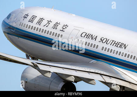 AMSTERDAM, Pays-Bas - JAN 9, 2019 : China Southern Airlines Airbus A330 avion de passagers décollant de l'Aéroport International d'Amsterdam-Schiphol