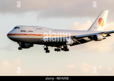 AMSTERDAM, Pays-Bas - JAN 9, 2019 : Japanese Air Force 1 Boeing 747 portant le Premier ministre japonais Shinzo Abe pour une courte visite Banque D'Images