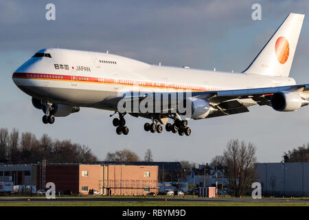 AMSTERDAM, Pays-Bas - JAN 9, 2019 : Japanese Air Force 1 Boeing 747 portant le Premier ministre japonais Shinzo Abe pour une courte visite Banque D'Images