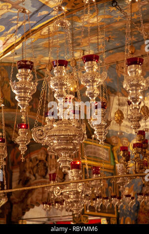 Lanternes sur l'autel de la Crucifixion de Saint Sépulcre à Jérusalem, Israël Banque D'Images