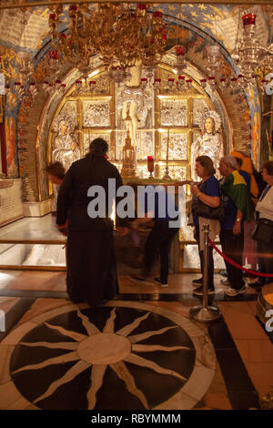 Les visiteurs de l'autel de la Crucifixion au Saint Sépulcre à Jérusalem, Israël Banque D'Images