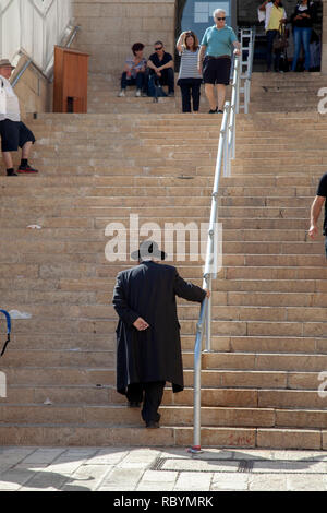 L'homme Juif orthodoxe à monter des escaliers dans le quartier juif de Jérusalem, Israël Banque D'Images