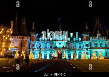 Waddesdon Manor dans le Buckinghamshire, illuminé de Noël. Banque D'Images