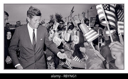 Archive JFK États-Unis le président John F. Kennedy en Irlande du Sud est accueilli par une foule irlandaise enthousiaste d'enfants et de religieuses du couvent de la Mercy agitant des drapeaux American Stars and Stripes, alors qu'il arrive de Dublin en hélicoptère au terrain de sport de Galway, en Irlande, le 29 juin 1963 Banque D'Images