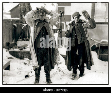 WW2 1945 jeunes capturés jeunes soldats allemands nazis de Hitler du 12. SS-Panzer-Division "Hitlerjugend", capturés par des soldats de la 7e Armée américaine dans la ville de Schillersdorf dans la bataille de France. Schillersdorf, Alsace, France 1945 Banque D'Images