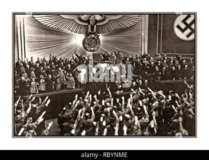 1938 Adolf Hitler recevant une tempête d'applaudissements et Heil Hitler salue de la députés du Reichstag après l'annonce de la "pacifique" de l'occupation/ Anschluss de l'Autriche. Lieu : Berlin, Allemagne Date : mars 1938 Banque D'Images