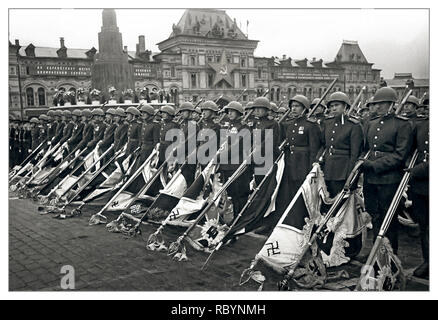DÉFILÉ DE LA VICTOIRE MOSCOU Vintage Post WW2 image de la parade de la victoire sur la place Rouge à Moscou. Soldats de l'Armée rouge soviétique avec les bannières battantes défait des troupes nazies. Cette parade de la victoire s'est terminée par la formation de troupes soviétiques portant 200 banderoles de combat capturées de l'armée nazie vaincue. Ces bannières sous jeu de tambours ont été lancées sur une plate-forme spéciale près du pied du mausolée de Lénine. Le drapeau de la division SS “Leibstandarte SS Adolf Hitler” a été lancé en premier. Place Rouge Moscou, URSS Date : juin 1945 Banque D'Images