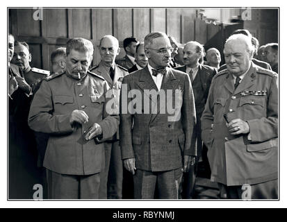 CONFÉRENCE DE POTSDAM les dirigeants des « trois grands » pays de la coalition anti-Hitler à la conférence de Potsdam : le président du Conseil des commissaires du peuple de l'URSS et président du Comité de défense d'État de l'URSS, Joseph Staline, le président américain Harry Truman, le Premier ministre britannique Winston Churchill. La conférence de Potsdam s'est tenue à Potsdam, de 17 juillet à 2 août 1945, dans le but de déterminer les nouvelles étapes de l'arrangement d'après-guerre de l'Europe. Lieu: Potsdam, Allemagne Date: Juillet 1945 Banque D'Images