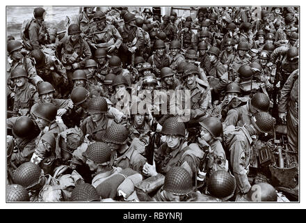 JOUR J les soldats américains GI emballés dans des navires de débarquement le jour J se préparent à prendre d'assaut les plages de Normandie France les embarcations de débarquement utilisées par les troupes américaines le jour J, le 6 juin 1944, étaient principalement les bateaux Higgins, officiellement désignés comme LCVP (Landing Craft, Vehicle, personnel). Ces bateaux ont été cruciaux pour le succès de l'assaut amphibie sur les plages de Normandie. Banque D'Images