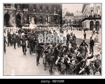 L'ARMÉE ALLEMANDE CAPITULE PARIS FRANCE WW2 1945 Paris France la libération alliée de Paris de l'occupation de l'Allemagne nazie. Armée américaine, libérer Paris. Les soldats de l'armée nazie allemande Wehrmacht se rendent ignominieux, les mains levées, tandis que les foules françaises parisiennes s'éveraient des insultes d'opprobre, beaucoup prenant leur propre revanche sommaire. DEUXIÈME GUERRE MONDIALE Seconde Guerre mondiale Banque D'Images