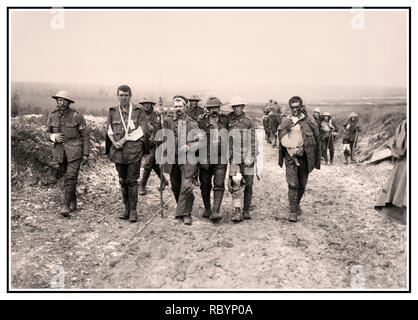 WW1 Bataille de la somme de l'image d'archive d'un prisonnier allemand blessé britannique aidant à faire leur chemin à un poste de secours à proximité de bois Bernafay suite de combats sur la crête de Bazentin, 19 juillet 1916, au cours de la bataille de la Somme. Cinq britanniques et allemandes, quelques blessés, des blessés au moyen d'un poste de secours près de Bernafay France Banque D'Images