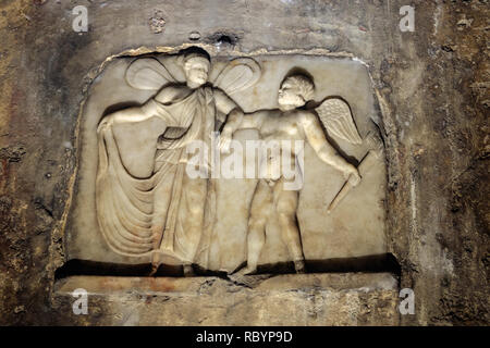 Le Mithraeum de Capoue remonte à l'antiquité et est l'un des plus importants. Sur de ses attractions est un bas-relief d'Amour et Psyché. Banque D'Images