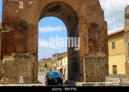 L'arche d'Hadrien à Capoue est un ancien arc triomphal. Seul un des trois pylônes demeure. Une voiture conduit sous cette porte de la ville. Banque D'Images