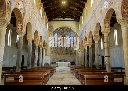 La basilique de 'Sant'Angelo in Formis' est d'une valeur historique et n'a fresques impressionnantes, comme celle du Christ dans l'abside. Banque D'Images