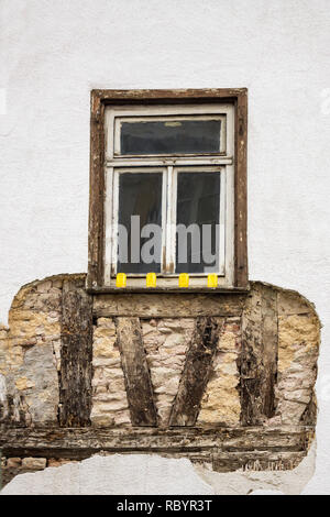 Vieille fenêtre en bois antique avec des stores ou volets roulants. Vue pittoresque et colorée originale de Windows antique dans la vieille ville de Sindelfingen, Allemagne. Isolé sur mur. Pas de personnes. Vue de face. Style ancien. Banque D'Images