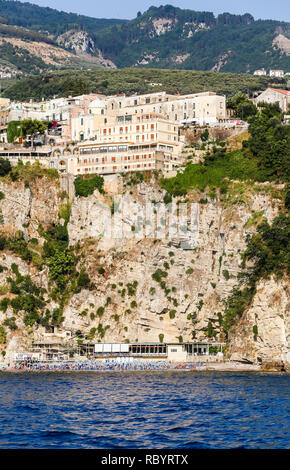 Vue de la côte dans la région de Vico Equense. L'hôtel Sporting. Italie Banque D'Images