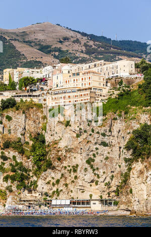 Vue de la côte dans la région de Vico Equense. L'hôtel Sporting. Italie Banque D'Images