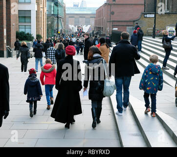 Les touristes voir des gens à pied de St Pauls au Millennium Bridge et la Tate Modern Art Gallery en hiver Décembre Central London UK KATHY DEWITT Banque D'Images