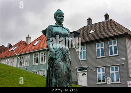 Statue en bronze de Amalie Skram, l'écrivain féministe d'avant-garde, par Maja Refsum dans Klosterhaugen, Nordnes, Bergen, Norvège Banque D'Images