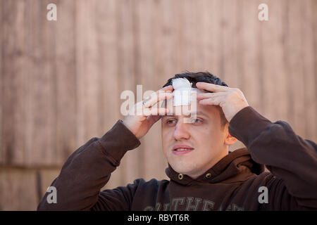 Blessure au crâne avec Suture, fils de couture craniectomy postopératoire avec beaucoup d'agrafes, de la technologie médicale la couture. Banque D'Images