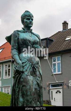 Statue en bronze de Amalie Skram, l'écrivain féministe d'avant-garde, par Maja Refsum dans Klosterhaugen, Nordnes, Bergen, Norvège Banque D'Images