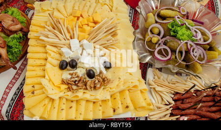 Assiette de fromage avec choix d'entrées sur la table. Banque D'Images