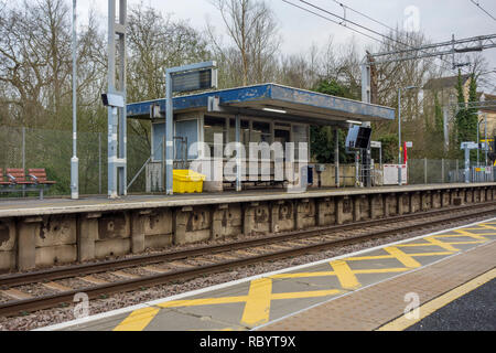 La gare ferroviaire Sawbridgeworth et plate-forme en s'appuyant sur la ligne de train pour Londres. UK Banque D'Images
