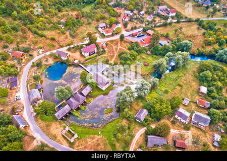 Majerovo vrilo source de la rivière Gacka, vue aérienne de la région de Lika de Croatie Banque D'Images