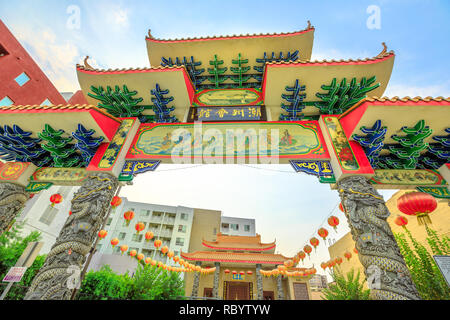 Los Angeles, California, United States - 9 août 2018 : Vue de dessous de Teo Chew temple Association sur Broadway dans le quartier chinois de la monumental Torii en bois avec entrée privée. Bâtiment traditionnel chinois. Banque D'Images