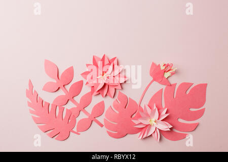 Papier décoratif fait main de modèle monochrome tropical flower feuilles sur un fond rose pastel avec copie espace. Vue d'en haut. Vivre colar concept Banque D'Images